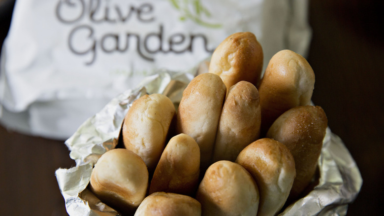 basket of olive garden breadsticks