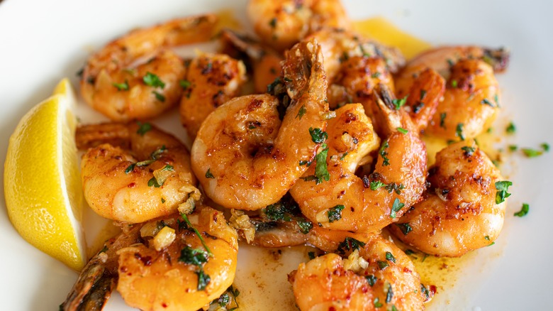 Shrimp scampi with lemon plate
