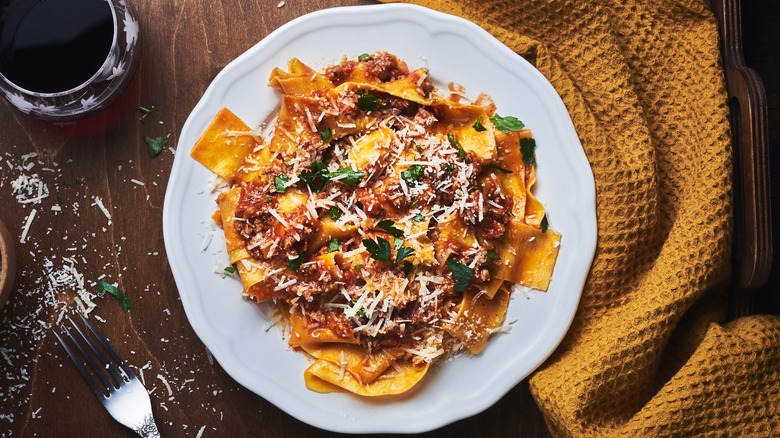 pasta noodles with meat sauce