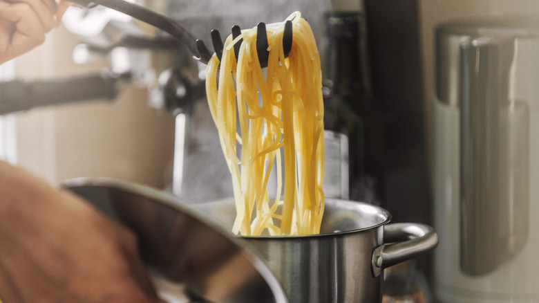taking out cooked spaghetti