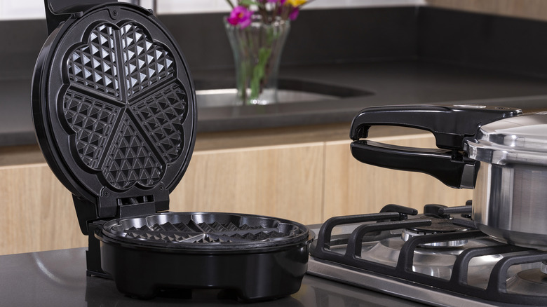 Waffle maker empty clean