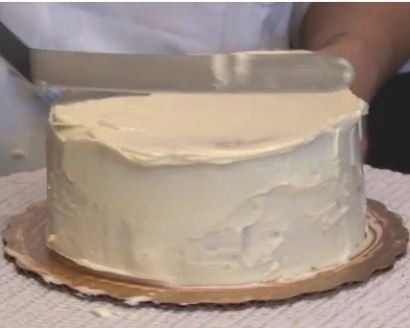 How to Frost a Cake Like a Pro