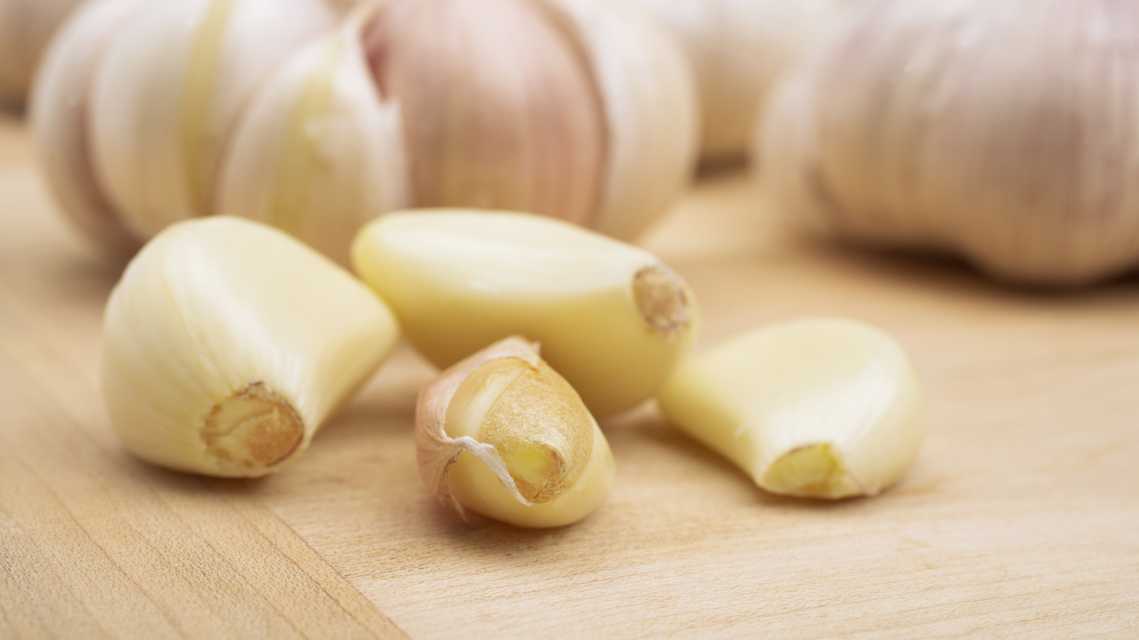 How To Give Your Salad Garlicky Flavor Without The Bad Breath