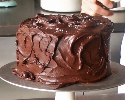 Swoopy swirly frosting on a cake