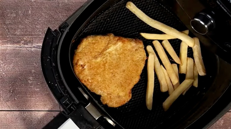 Schnitzel in the air fryer with chips