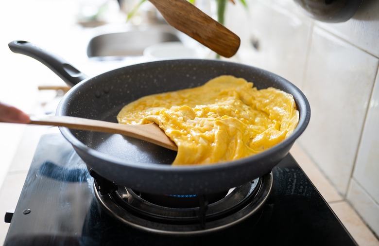 https://www.thedailymeal.com/img/gallery/how-to-make-the-perfect-omelet-every-time/gather-tools.jpg
