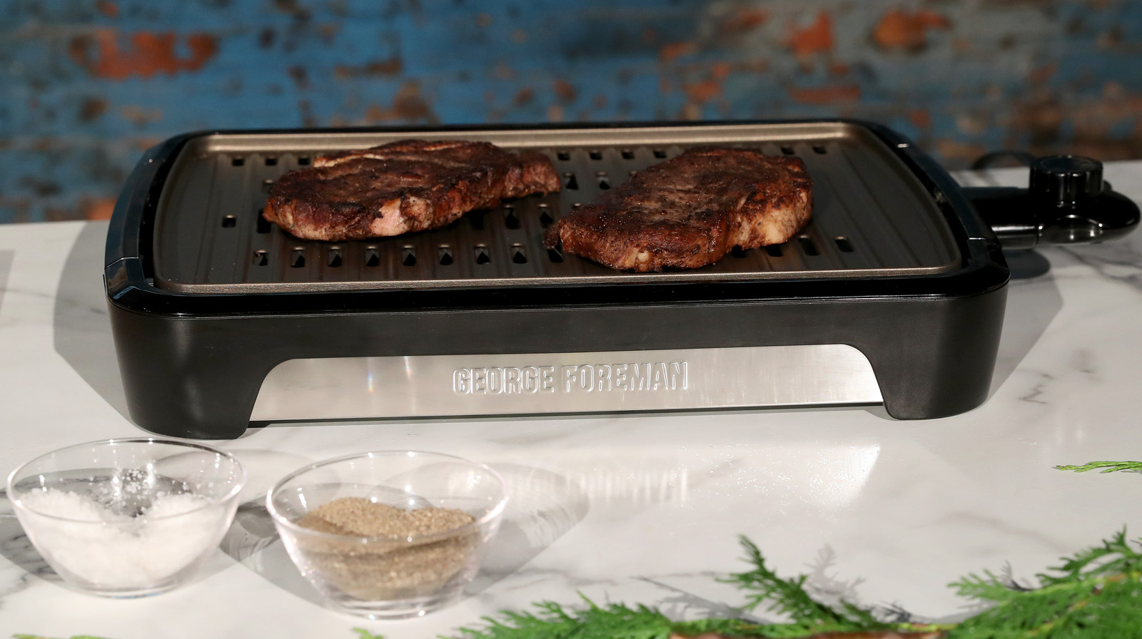 https://www.thedailymeal.com/img/gallery/how-to-properly-clean-your-george-foreman-grill/l-intro-1695835406.jpg