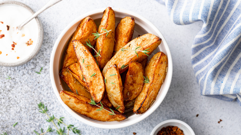 Potato wedges with dipping sauce