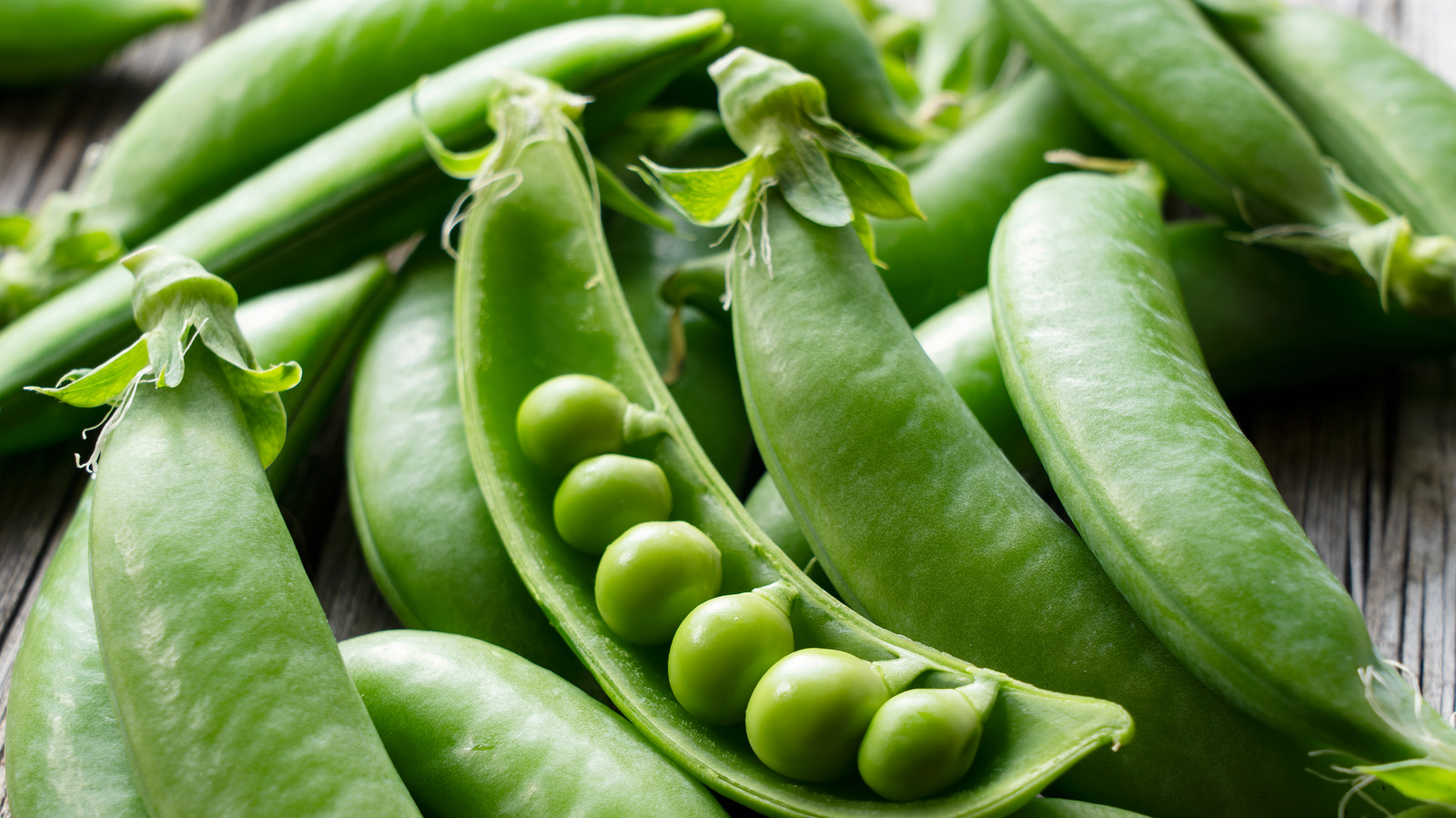 How To Steam Sugar Snap Peas In The Microwave (And Why You Should)