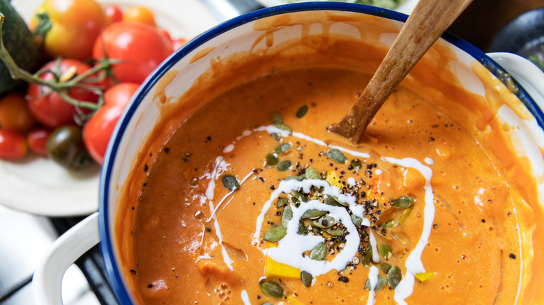 Closeu-up view of a pot of pumpkin soup