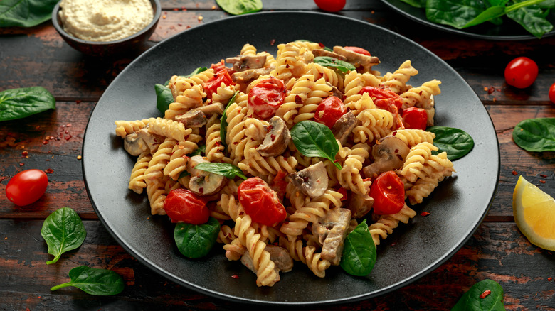 Hummus pasta with tomatoes 