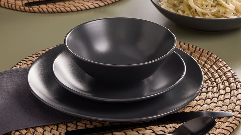 Matte dark gray Färgklar dinnerware set from IKEA on a table
