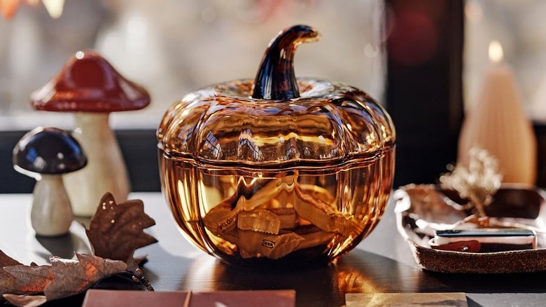 Höstagille brown 7.5-inch pumpkin-shaped bowl with lid on a dining table