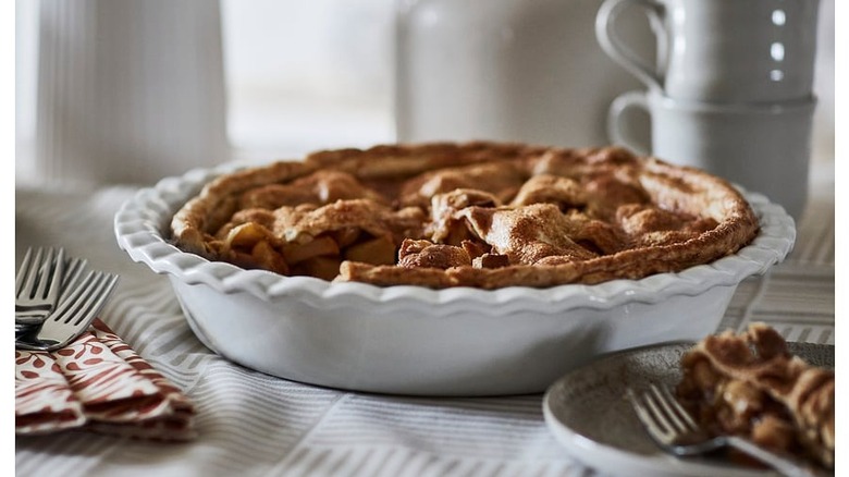 Off-white 13-inch Höstagille pie plate on a table