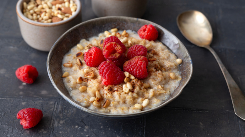 Bol d’avoine crémeux avec toppings