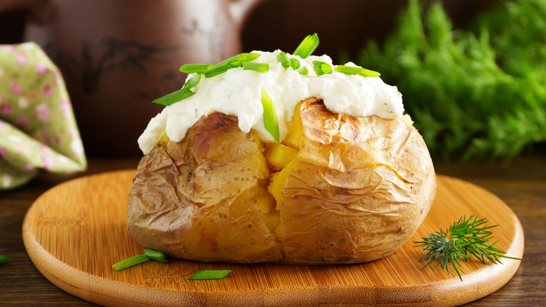 Baked potato with chives 
