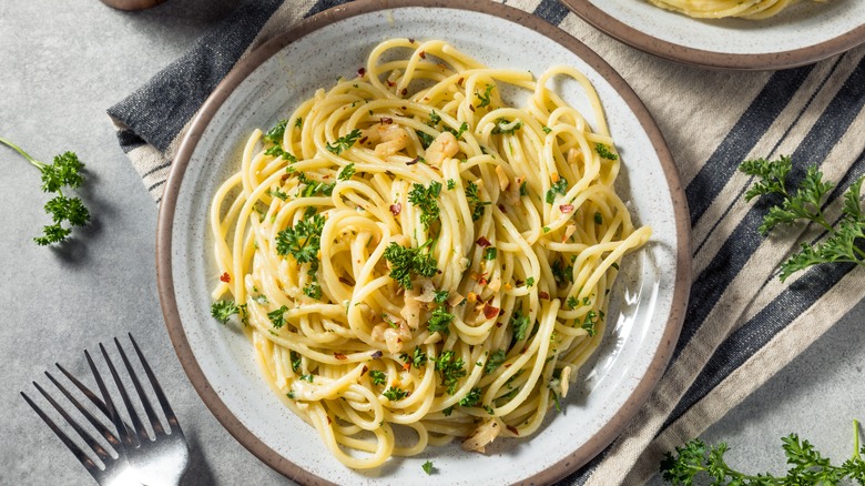 White wine and butter spaghetti with herbs