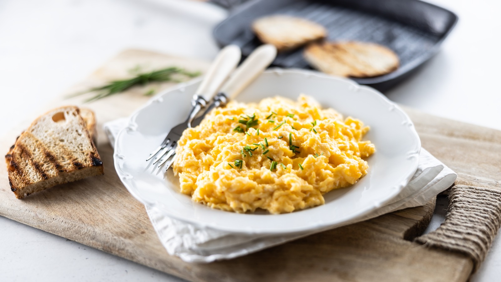 Jazz Up Bland Scrambled Eggs With A Dash Of Cinnamon