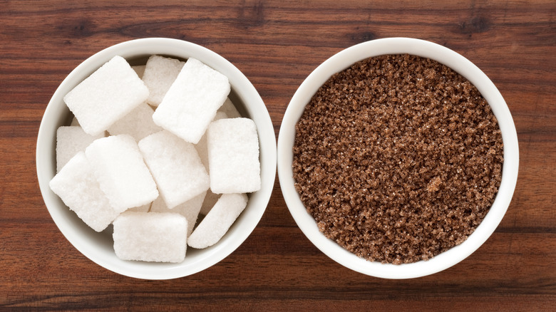 White sugar and brown sugar in ramekins