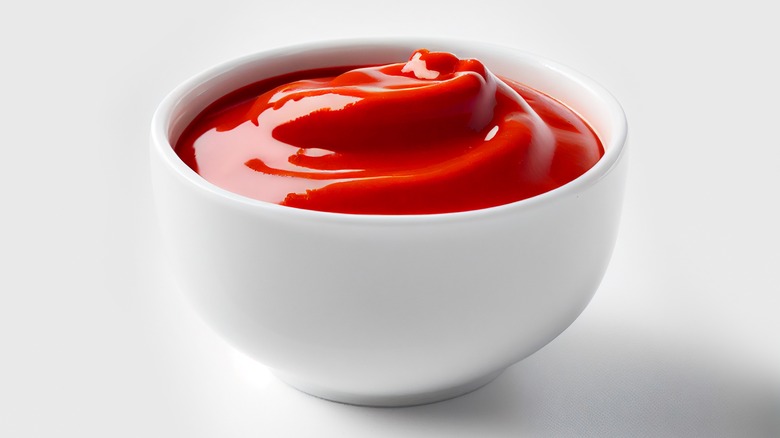 A bowl of ketchup