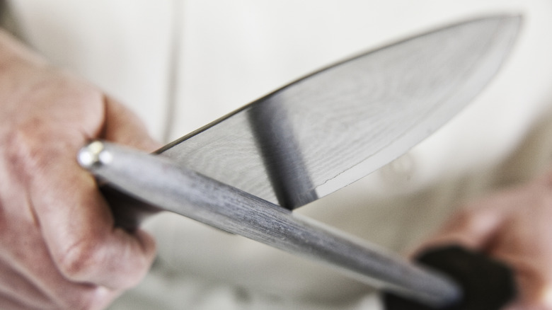 Sharpening a knife with a steel