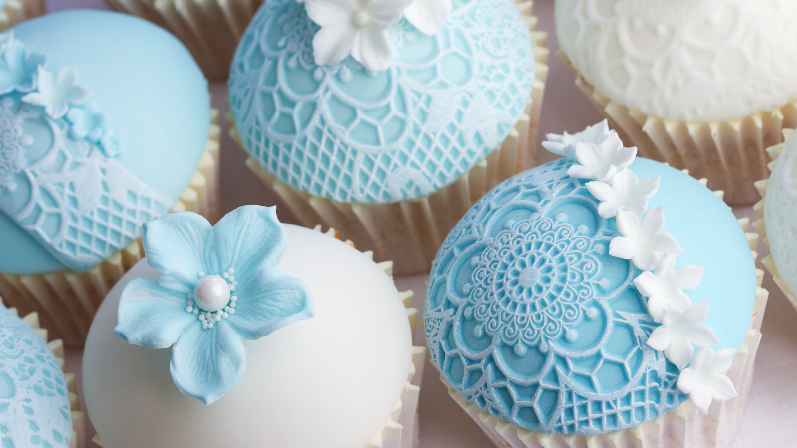 Level Up Your Cake Decorating Skills With TikTok's Lace Hack, image size:1600x900