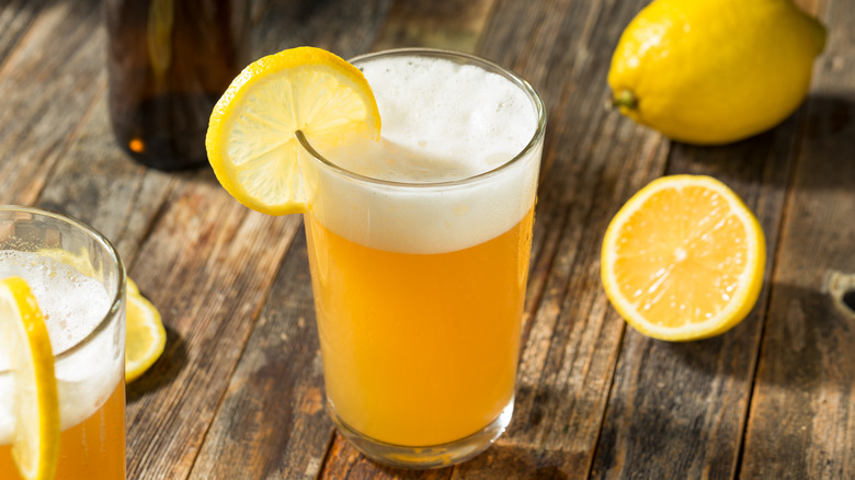 A lemon shandy with lemon slice