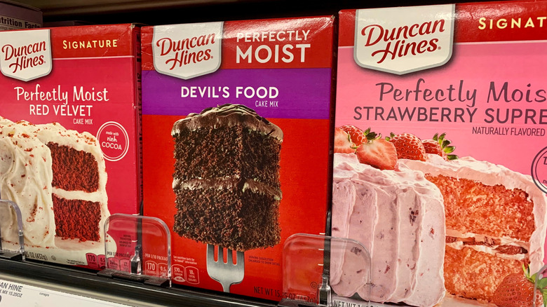 Duncan Hines perfectly moist Devil's food cake mix