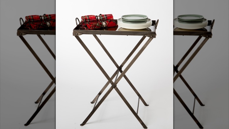 Foldable tray table with plates and napkins on it