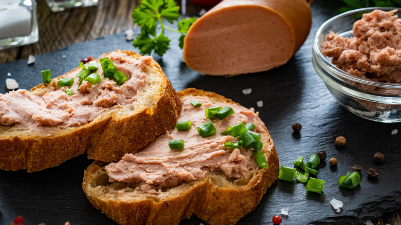 Liverwurst and green onions on two slices of bread