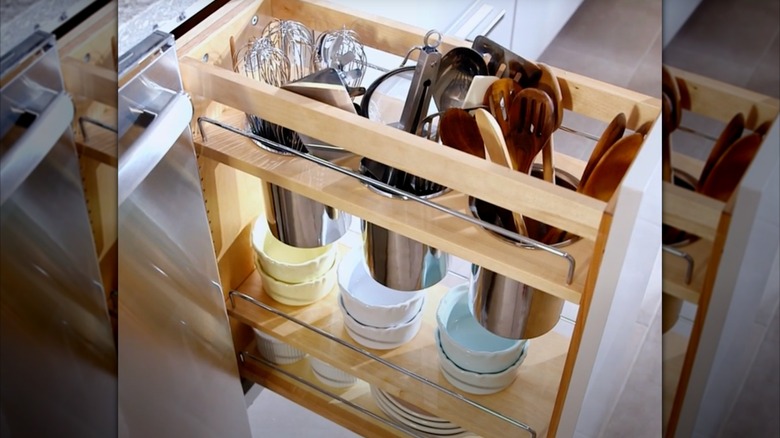 Drawers with containers inside, in which utensils are housed