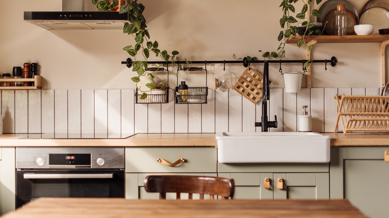 Kitchen with railing and baskets for mug storage