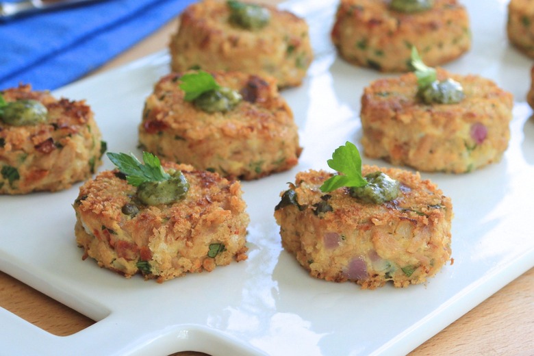 Mediterranean Mini Tuna Cakes With Pesto