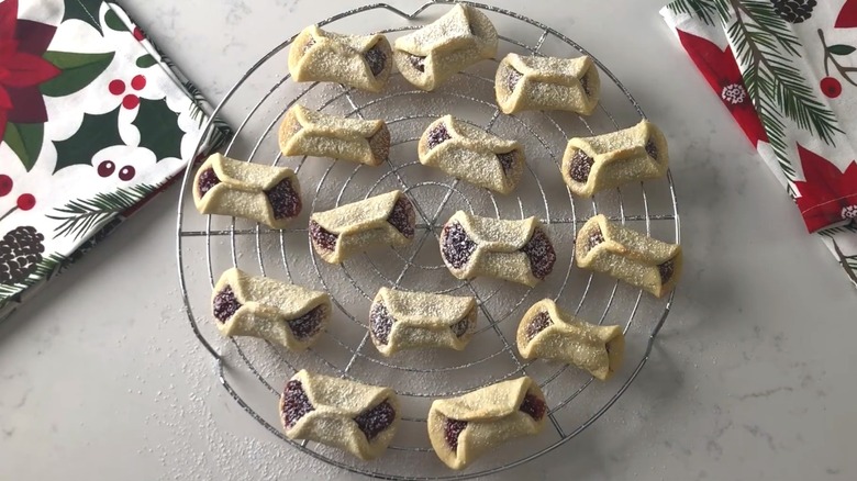 Pizzicati on a round cooling rack in between holiday towels