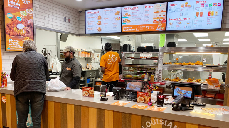 A person ordering chicken wings at a chain restaurant