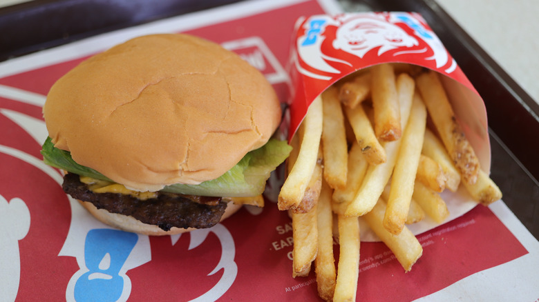 A Dave's single cheesburger and order of fries on a Wendy's tray.