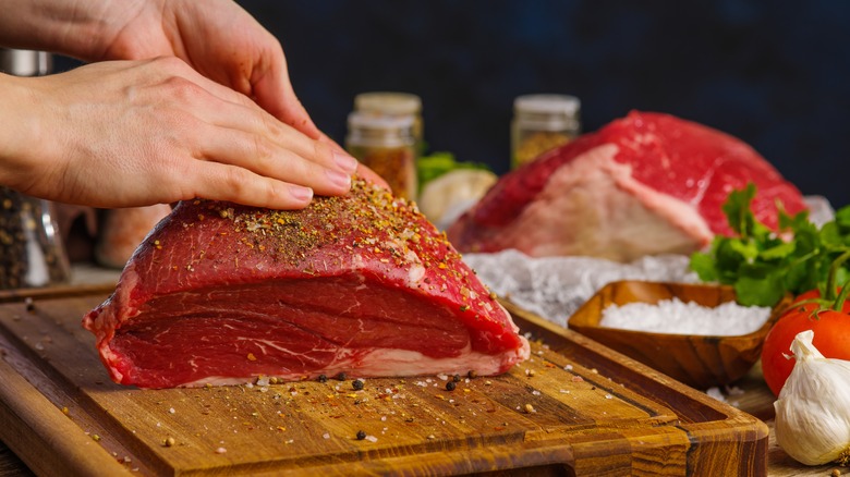 hands dry rubbing steak