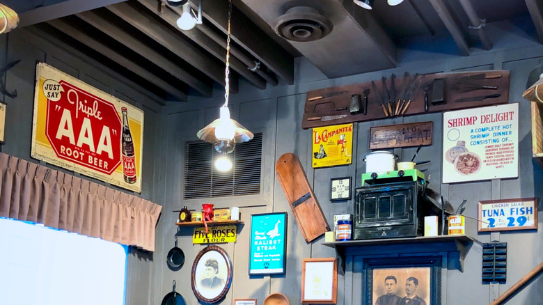 A selection of Americana knick-knacks on a Cracker Barrel gallery wall