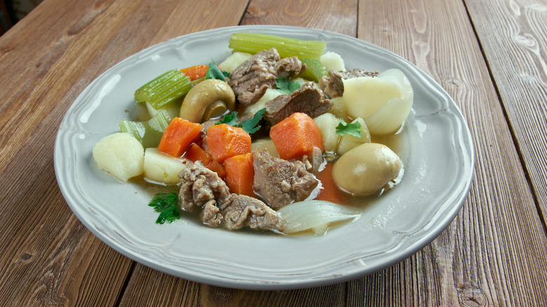 Stewed skirts and kidneys with vegetables, on a plate