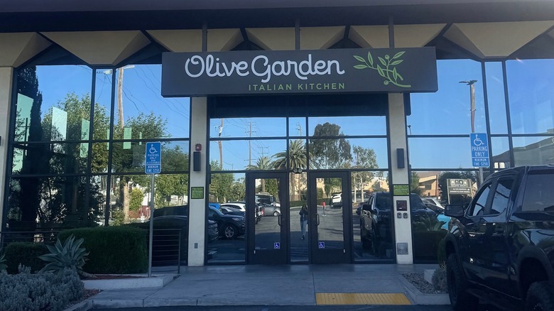 Exterior of Olive Garden in Los Angeles