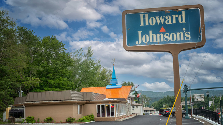 Howard Johnson's restaurant, with a sign outside
