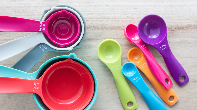 various colors and sizes of measuring cups