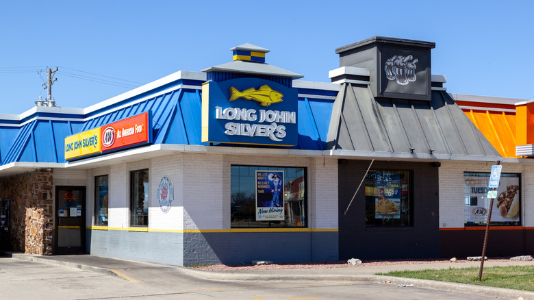 Long John Silver's restaurant exterior.
