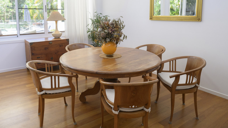 dining room with round table