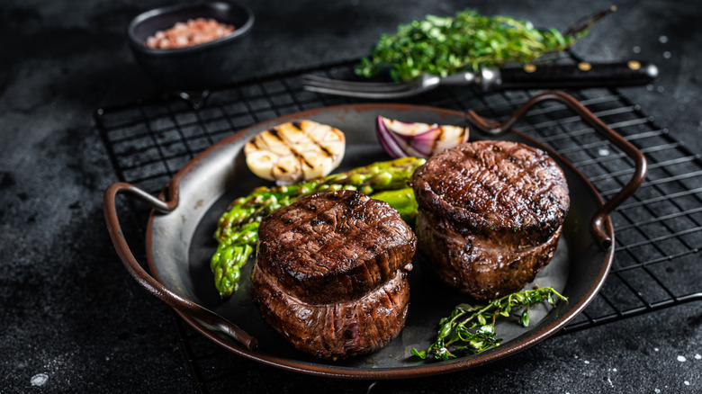 Two grilled filet mignon with asparagus
