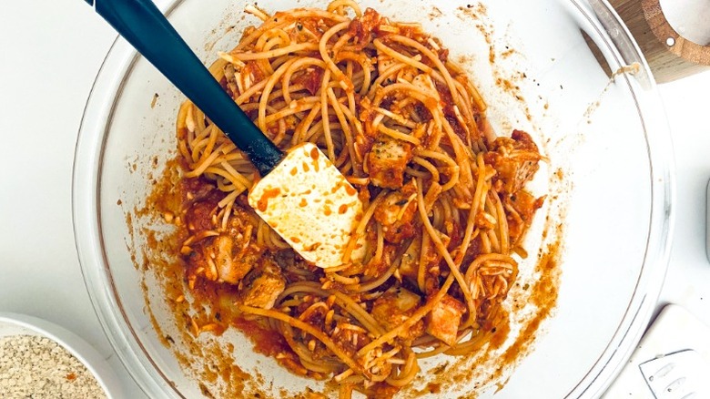 spaghetti and sauce in bowl