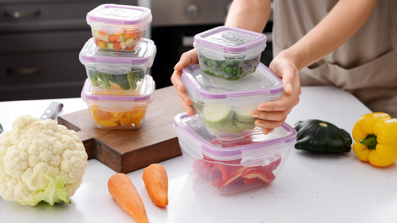 https://www.thedailymeal.com/img/gallery/prep-salad-ahead-of-time-with-one-simple-storage-trick/best-way-to-store-salad-ingredients-1696434504.jpg