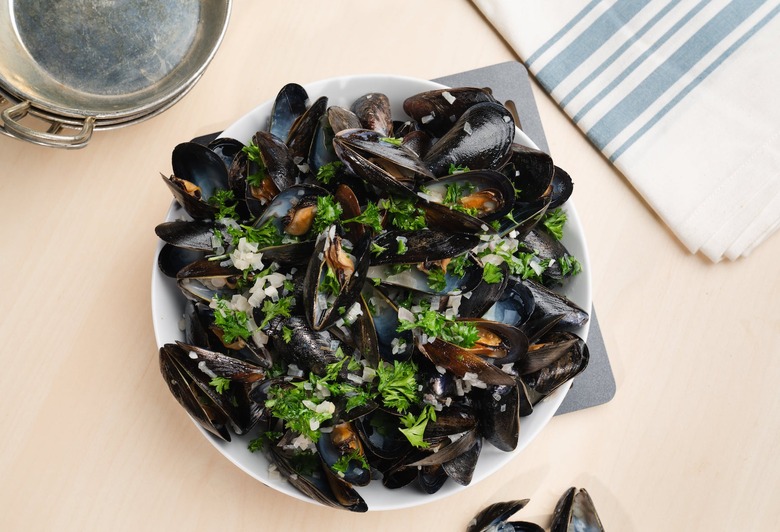 Mussels steamed in white wine - how to cook mussels recipe