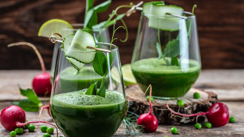 Smoothies with radish greens 
