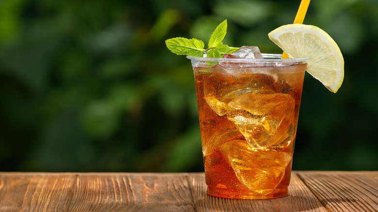 sweet tea cocktail with mint and lemon garnish